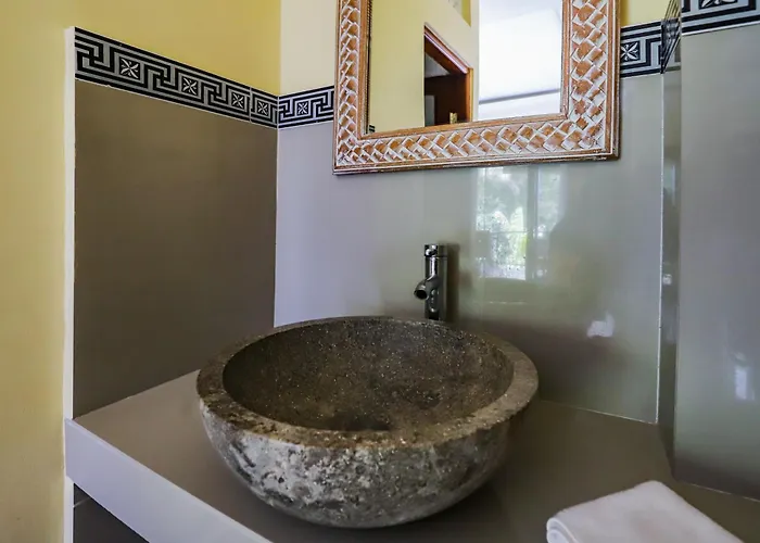 Big Stone House R6 - Premium Location, 6 Min Center - Shared Pool Villa Ubud